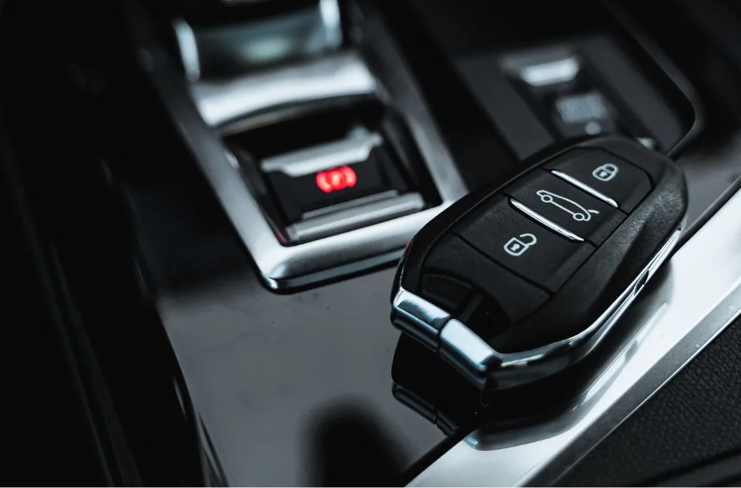 Clé de voiture sur console - Cléauto06